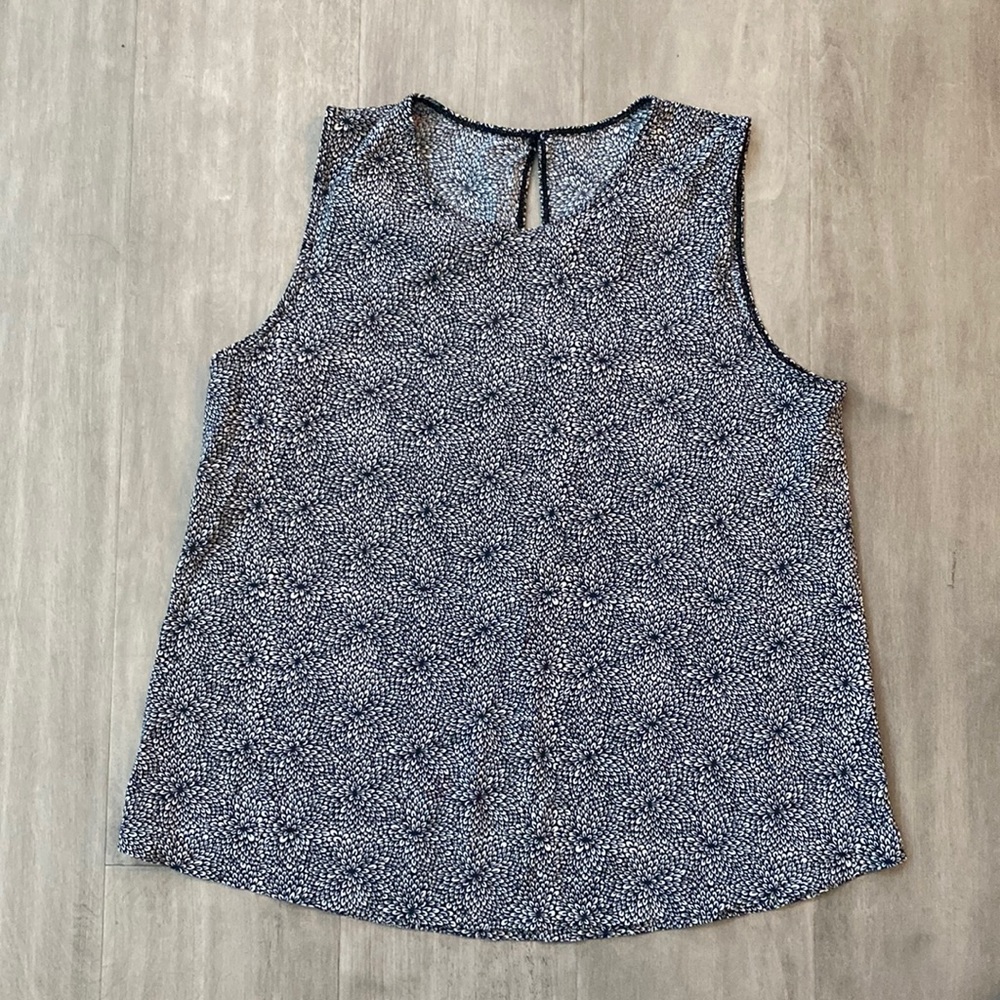 Lululemon floral tank with open back. Size 6
